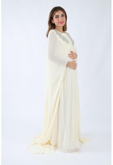  فستان فاخر بتطريز فضي وتصميم كاب أنيق