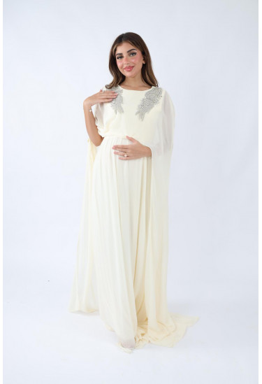  فستان فاخر بتطريز فضي وتصميم كاب أنيق