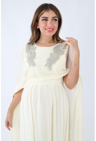  فستان فاخر بتطريز فضي وتصميم كاب أنيق