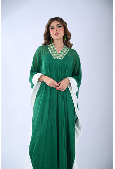 جلابية فاخرة بتفاصيل مطرزة