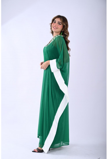 جلابية فاخرة بتفاصيل مطرزة