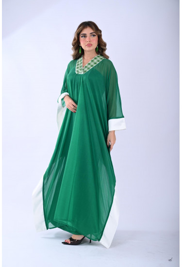 جلابية فاخرة بتفاصيل مطرزة