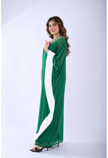 جلابية فاخرة بتفاصيل مطرزة