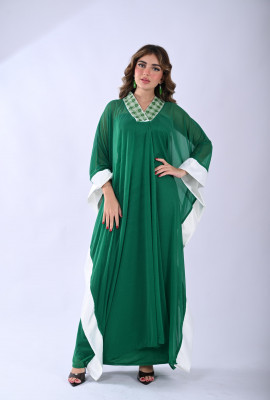 جلابية فاخرة بتفاصيل مطرزة