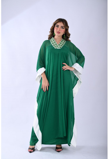 جلابية فاخرة بتفاصيل مطرزة