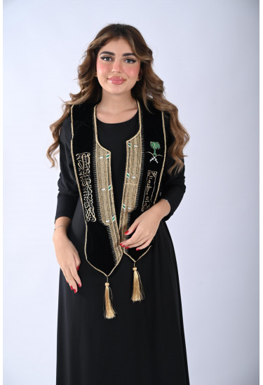 وشاح تقليدي فاخر بالتطريز العربي واللمسات الذهبية