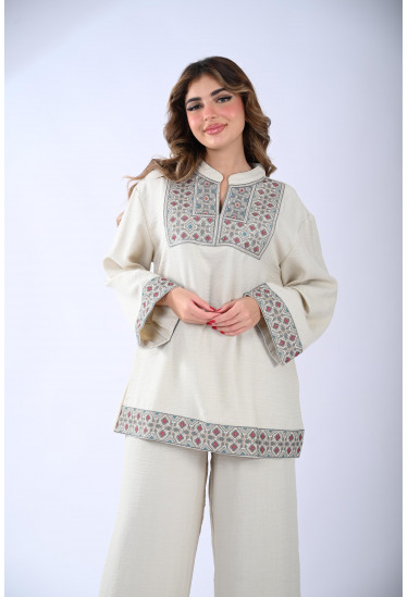 طقم نسائي بياقة مطرزة