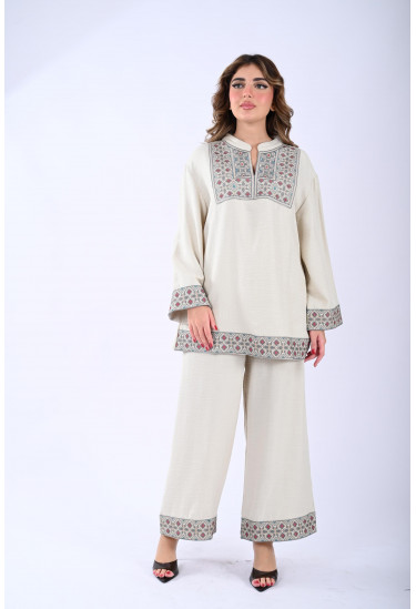 طقم نسائي بياقة مطرزة