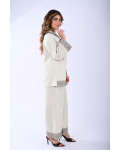 طقم نسائي بياقة مطرزة