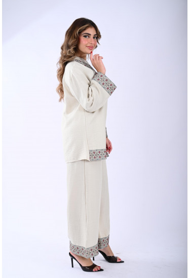 طقم نسائي بياقة مطرزة