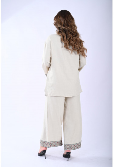 طقم نسائي بياقة مطرزة