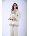 طقم نسائي بياقة مطرزة