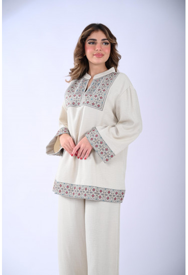 طقم نسائي بياقة مطرزة