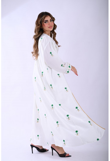 جلابية أنيقة مطرزة بالنخيل السعودي