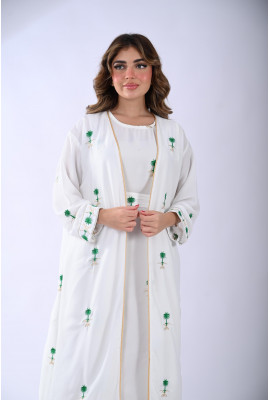 جلابية أنيقة مطرزة بالنخيل السعودي