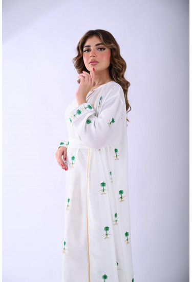 جلابية أنيقة مطرزة بالنخيل السعودي