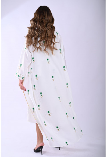 جلابية أنيقة مطرزة بالنخيل السعودي