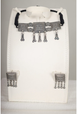  طقم إكسسوار تقليدي بتصميم هندسي 