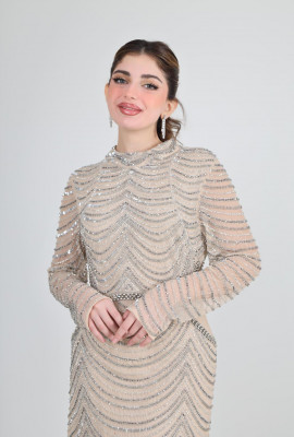 فستان سهرة ميدي بتطريزات فضية أنيقة  