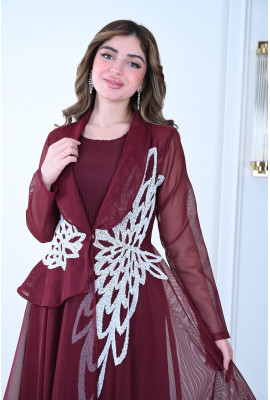 فستان بلمسات ملكية وتطريز راقي