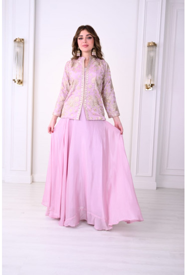 طقم راقي بتصميم أنيق ولمسات فاخرة