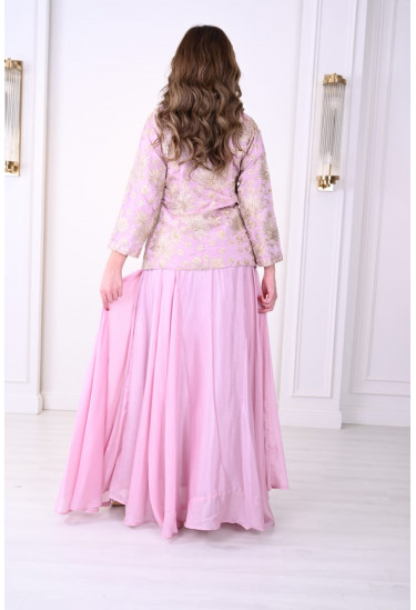 طقم راقي بتصميم أنيق ولمسات فاخرة