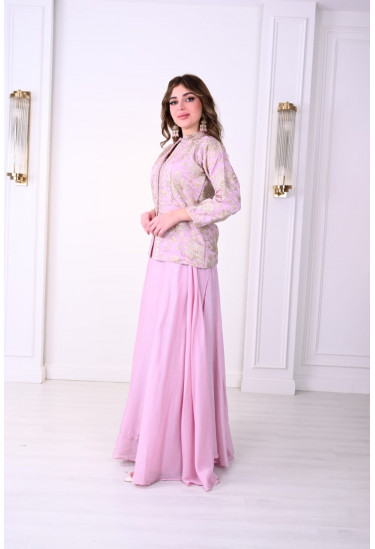 طقم راقي بتصميم أنيق ولمسات فاخرة