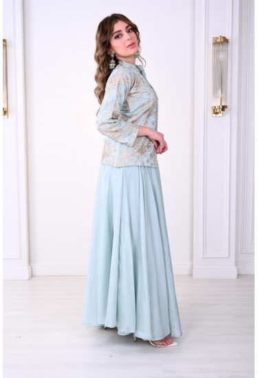 طقم راقي بتصميم أنيق ولمسات فاخرة