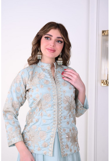 طقم راقي بتصميم أنيق ولمسات فاخرة