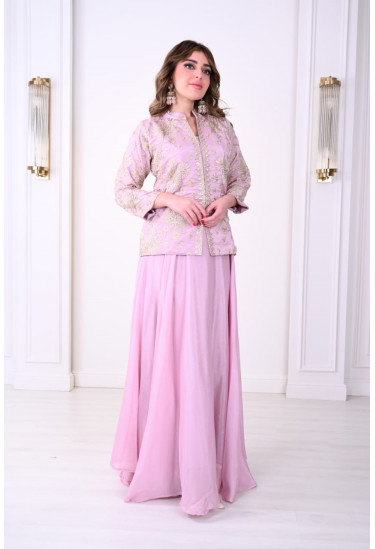 طقم راقي بتصميم أنيق ولمسات فاخرة