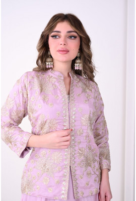 طقم راقي بتصميم أنيق ولمسات فاخرة