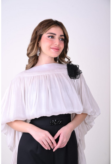 طقم نسائي بلمسه ملكيه فخمه وتصميم مميز طقم نسائي بلمسه ملكيه فخمه وتصميم مميز