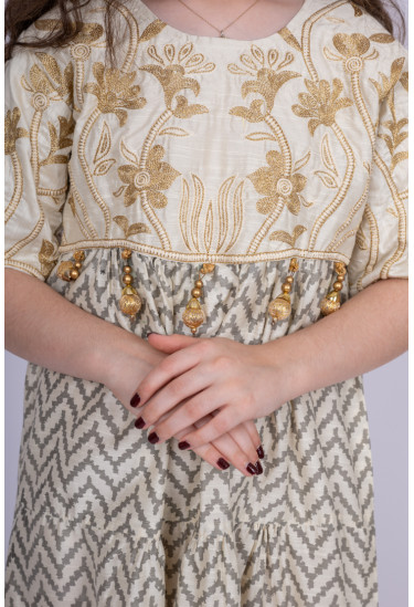 جلابية أطفالي مطرزة بنمط أدوار بكشكشة