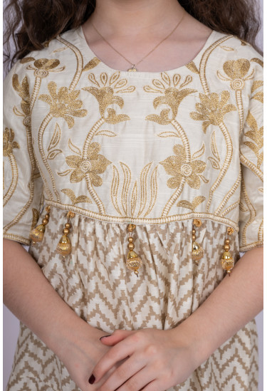 جلابية أطفالي مطرزة بنمط أدوار بكشكشة