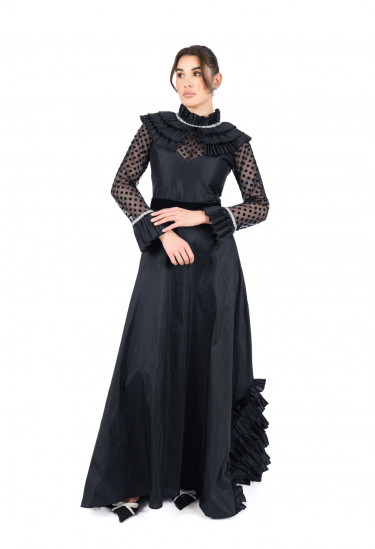 فستان سهرة بتصميم ملكي