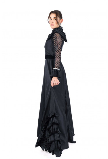 فستان سهرة بتصميم ملكي