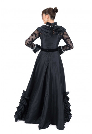 فستان سهرة بتصميم ملكي