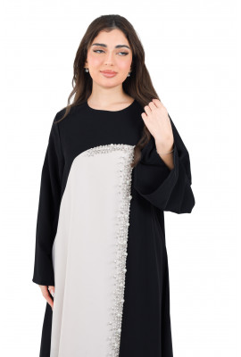 جلابية نسائية مرصعة بالؤلؤ