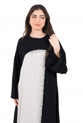 جلابية نسائية مرصعة بالؤلؤ