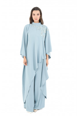 طقم واسع بتطريز أنيق ولمسة فخامة