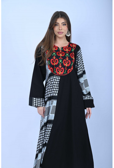 جلابية طويلة بنقوشات تراثية أنيقة