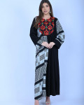 جلابية طويلة بنقوشات تراثية أنيقة