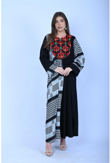 جلابية طويلة بنقوشات تراثية أنيقة