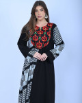 جلابية طويلة بنقوشات تراثية أنيقة