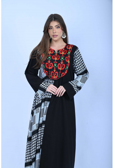 جلابية طويلة بنقوشات تراثية أنيقة