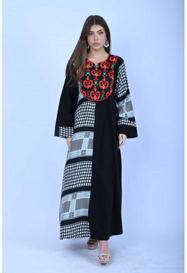 جلابية طويلة بنقوشات تراثية أنيقة