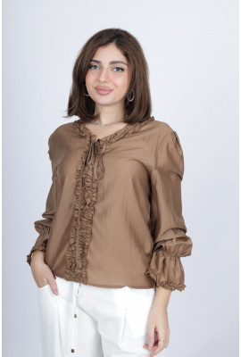 بلوزة نسائية بتصميم كلاسيكي