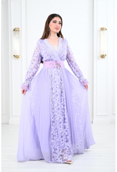 فستان نسائي طويل مُزين بالدانتيل