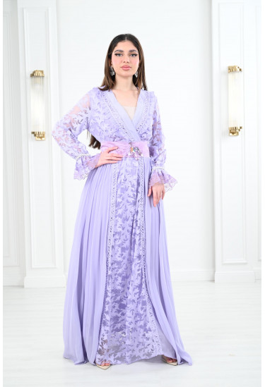 فستان نسائي طويل مُزين بالدانتيل