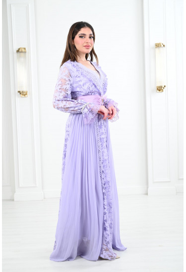 فستان نسائي طويل مُزين بالدانتيل